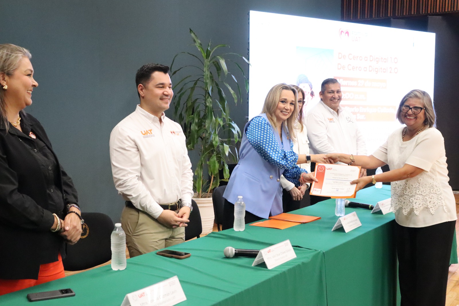 Promueve la UAT inclusión tecnológica para adultos mayores